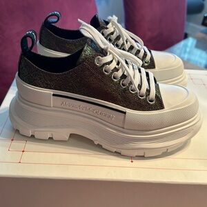 Alexander Mc Queen women new with a box size 5-5